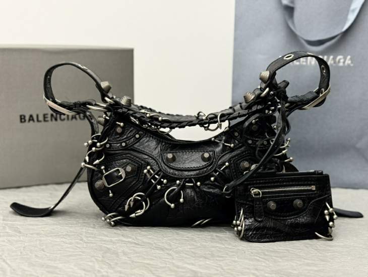 Picture of Balenciaga Handbags _SKUfw185260339fw